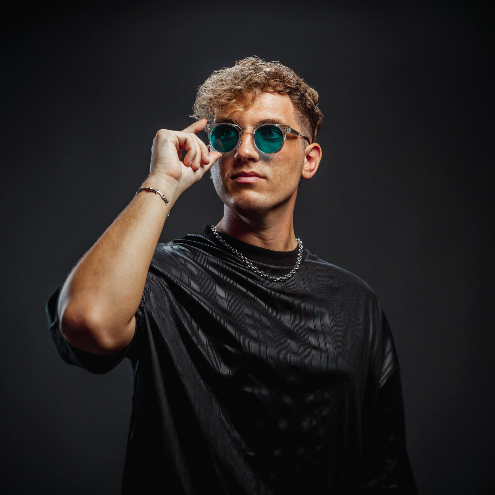 Thyron releases 'i feel like i'm drowning', the third track of his new chapter