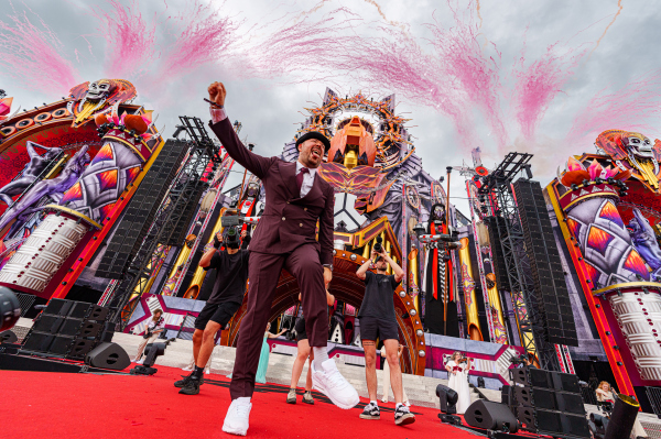 Dr. Peacock goes worldwide with his brand new album ‘Tripping with Dr. Peacock’